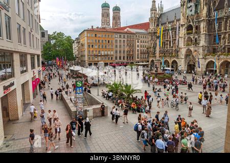 Marienplatz von oben, viele Münchner und Touristen bummeln über den Platz, Altstadt, Juli 2025 Deutschland, München, Juli 2025, Marienplatz von oben, viele Münchner und Touristen bummeln über den Platz, Sommerwetter bei 25 Grad, Bedeckter Himmel, Frauenkirche, Tourismus, visite turistiche, Wirtschaft, Bayern, *** Marienplatz dall'alto, molti residenti di Monaco e turisti passeggiano attraverso la piazza, la città vecchia, luglio 2025 Germania, Monaco, luglio 2025, Marienplatz dall'alto, molti residenti di Monaco e turisti passeggiano attraverso la piazza, tempo estivo a 25 gradi, cielo coperto, Frauenkirche, turismo, attrazioni turistiche Foto Stock