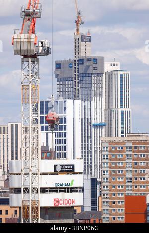 Costruzione del sito di Dyecoats in Kirkstall Road a Leeds e nell'edificio più alto dello Yorkshire, il Cirrus Point, in costruzione sullo sfondo. Foto Stock