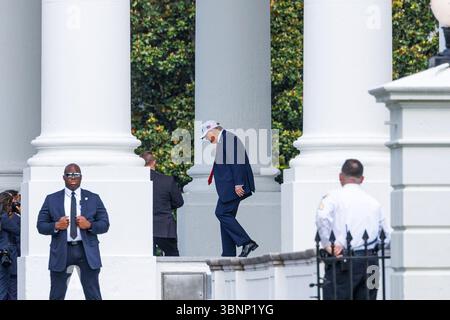 Washington, Stati Uniti. 3 luglio 2025. Il presidente Donald Trump lascia la Casa Bianca a Washington DC mentre si dirige a una manifestazione in Iowa, giovedì 3 luglio 2025. Il presidente Trump firmerà il “One Big Beautiful Bill” in legge domani, dopo che il disegno di legge ha approvato il Senato e la camera tra le linee del partito. (Foto di Aaron Schwartz/Sipa USA) credito: SIPA USA/Alamy Live News Foto Stock