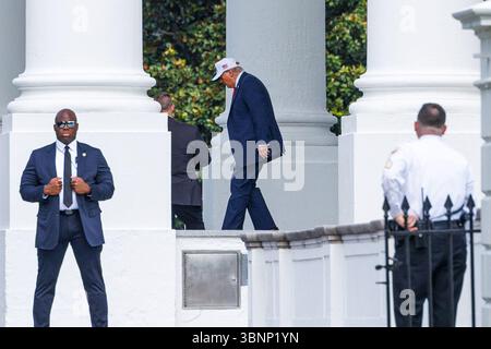 Washington, Stati Uniti. 3 luglio 2025. Il presidente Donald Trump lascia la Casa Bianca a Washington DC mentre si dirige a una manifestazione in Iowa, giovedì 3 luglio 2025. Il presidente Trump firmerà il “One Big Beautiful Bill” in legge domani, dopo che il disegno di legge ha approvato il Senato e la camera tra le linee del partito. (Foto di Aaron Schwartz/Sipa USA) credito: SIPA USA/Alamy Live News Foto Stock