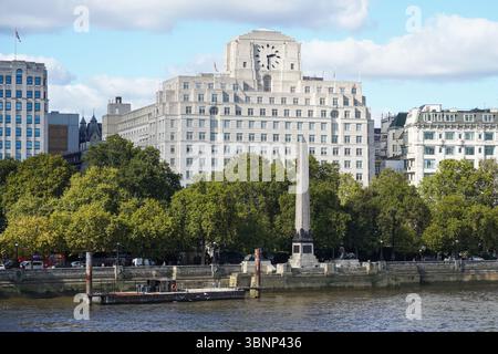 Ottanta edifici per uffici Strand, precedentemente Shell Mex House, al 80 Strand visto dal fiume Tamigi, Londra Inghilterra Regno Unito Foto Stock