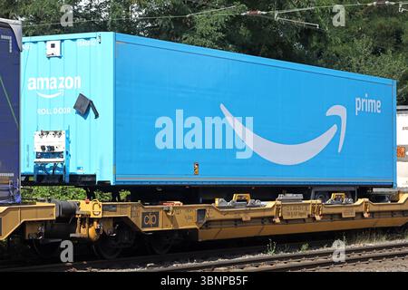 Gütertransport und Onlinehandel Ein Güterzug durchquert das Ruhrgebiet auf der Köln-Mindener-Eisenbahnlinie in Essen und transportiert container mit Waren des Onlinehändlers Amazon Essen Nordrhein-Westfalen Deutschland Dellwig *** trasporto merci e commercio online Un treno merci attraversa la regione della Ruhr sulla linea ferroviaria Köln Minden a Essen, trasportando container con merci dal rivenditore online Amazon Westen-Westfalia Germania Foto Stock