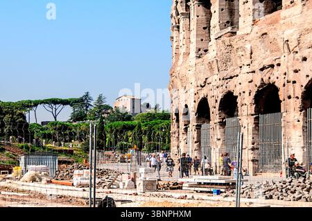 Roma, Italia 28 settembre 2009: Il Colosseo è un simbolo e una parte centrale dell'identità di Roma, attirando milioni di visitatori ogni anno. Foto Stock