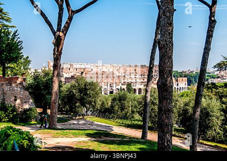 Roma, Italia 28 settembre 2009: Il Colosseo è un simbolo e una parte centrale dell'identità di Roma, attirando milioni di visitatori ogni anno. Foto Stock