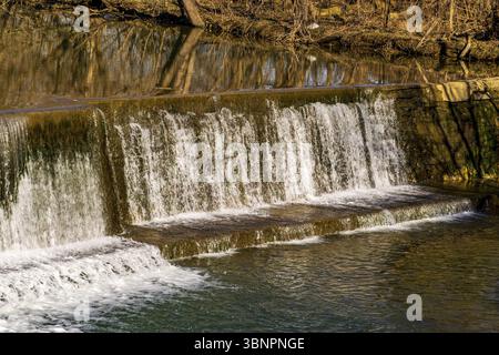 Veduta di una diga artificiale della cascata per il funzionamento di un vecchio mulino per la preparazione della farina Foto Stock