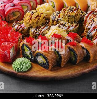 Deliziosa varietà di sushi preparati al momento Foto Stock