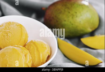 Natura morta alimentare, gelato al mango con pezzi di mango Foto Stock