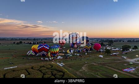 Bird in Hand, Pennsylvania, USA, 17 settembre 2023 - palloncini colorati pronti al tramonto, riempiendo il cielo di sfumature. La gente si riunisce Foto Stock