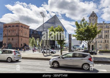 Liverpool, Regno Unito: 2 agosto 2018: Vista sulla strada di Georges Dock Gates Street con vista sulla testa del molo a Liverpool, Regno Unito, Liverpool, Verenigd Kon Foto Stock