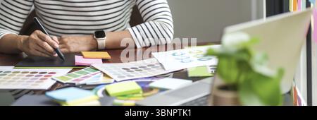 Startup Architect designer creativo che lavora con la nuova tavolozza dei colori delle idee di progetto in ufficio Foto Stock