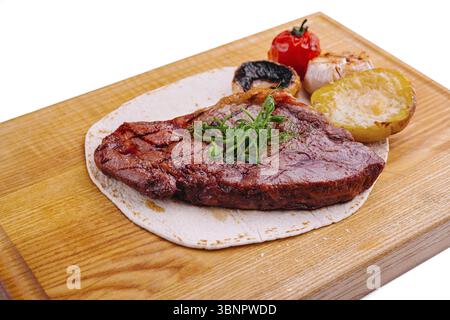 Deliziosa costoletta di maiale grigliata sul pane pita Foto Stock