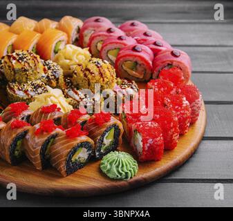 Deliziosa varietà di sushi preparati al momento Foto Stock