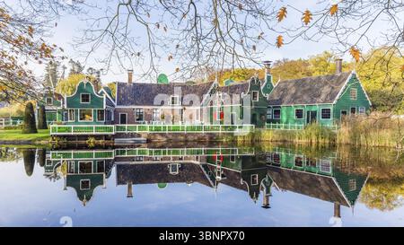 Tipico villaggio olandese con un piccolo timpano verde case nel museo a cielo aperto in Arnhem nei Paesi Bassi Foto Stock