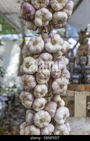Stringa intrecciato di aglio biologico sul mercato Foto Stock