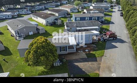 Vista aerea di una casa doppia prefabbricata, mobile e prefabbricata installata in un lotto in un parco Foto Stock