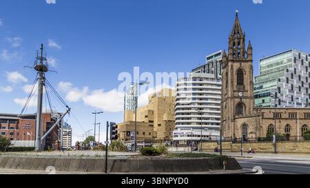 Liverpool, Regno Unito: 2 agosto 2018: Vista sulla strada di Georges Dock Gates Street con vista sulla chiesa parrocchiale di Liverpool a Liverpool, Regno Unito, molo Foto Stock