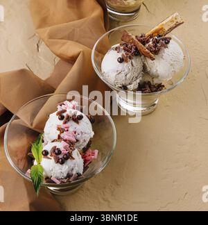 Palline da gelato in bicchieri trasparenti Foto Stock