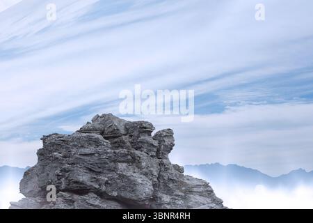 L'illustrazione a design piatto mostra rocce frastagliate che si innalzano da creste di montagna nebbiose sotto il cielo nuvoloso Foto Stock