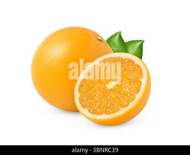 Frutta d'arancia e un taglio a metà isolato con foglia verde. Foto Stock
