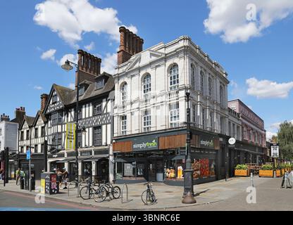 Bar, negozi e ristoranti in Clapham High Street, Londra, Regno Unito. Una strada trafficata per lo shopping in questa ricca zona del sud di Londra. Foto Stock