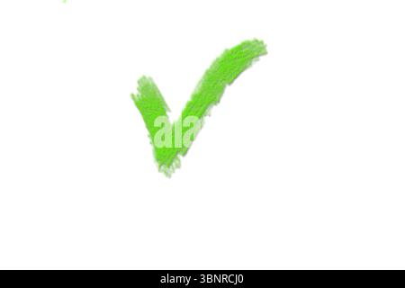 Segno di spunta verde che conferma il consenso sul documento isolato su bianco Foto Stock