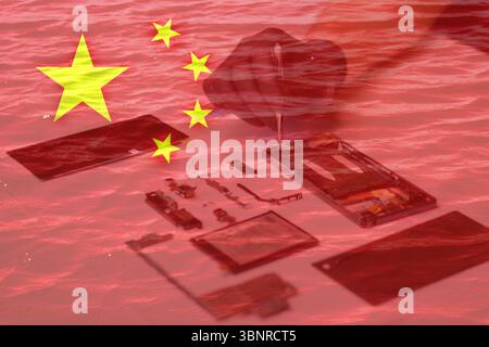 Una bandiera cinese drappeggiata su uno smartphone, con chip elettronici luminosi visibili, simboleggiano il concetto di guerra dei semiconduttori e i progressi della Cina Foto Stock