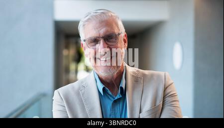 Ritratto, maturo e conferenza con un uomo d'affari per chi siamo, intermediario di borsa e orgoglio. Seminario expo, consulente professionale e finanziario con Foto Stock