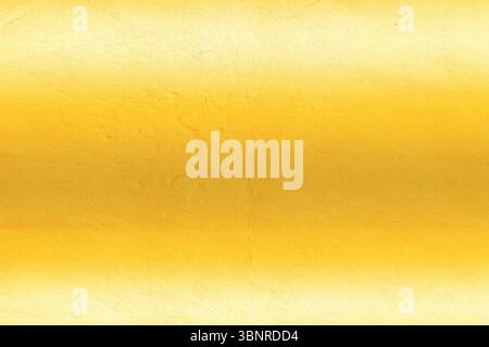 La superficie sfumata giallo dorato è caratterizzata da un design piatto con trama e striature della carta Foto Stock