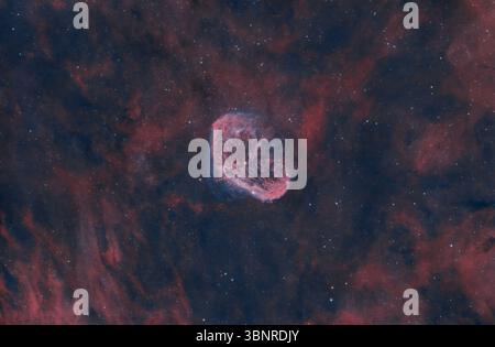 La nebulosa a mezzaluna (NGC 6888) nella costellazione di Cygnus, catturata in banda stretta con ricchi dettagli di emissione di idrogeno e ossigeno. Foto Stock