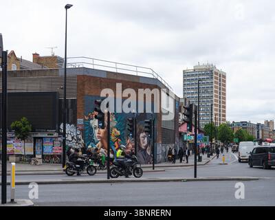 Regno Unito, Londra, 07 luglio 2025. Arte di strada e murales ai margini della rotatoria di Old Street contrastano con le motociclette e il traffico locale di Shoredi Foto Stock