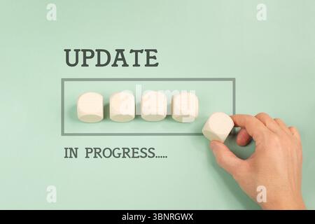 Aggiornamento in corso, caricamento di un nuovo progetto, caricamento dei dati, concetto aziendale, applicazione di installazione, strategia di gestione e monitoraggio Foto Stock