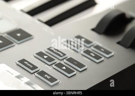 Tastiera MIDI con pulsanti e fader, primo piano Foto Stock