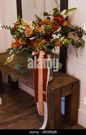 Bouquet nuziale rustico con fiori selvatici in autunno Foto Stock