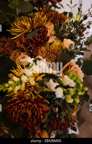 Bouquet nuziale rustico con fiori selvatici Foto Stock