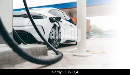 Ricarica di auto elettriche con stazione, EV FUEL Advance un moderno sistema ecologico. Foto Stock