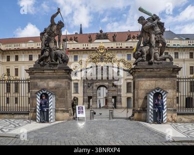 Praga - Repubblica Ceca - 18 maggio 2025 - porta del Castello di Praga Foto Stock