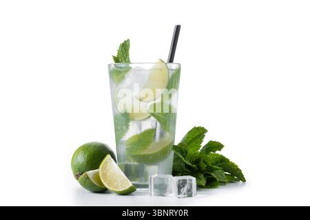 Cocktail classico Mojito con limo e menta isolato su sfondo bianco Foto Stock