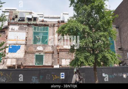 La continua demolizione della sede O2 abc in Sauchiehall Street, nel centro di Glasgow, in Scozia, mostra la costruzione degli interni e la muratura. Foto Stock