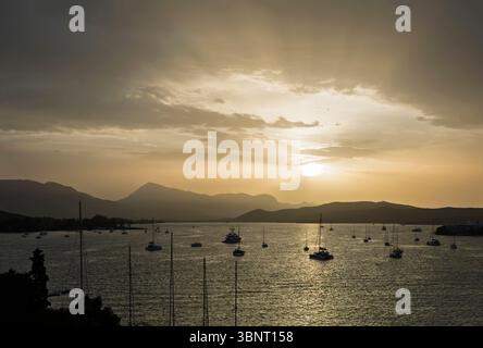 Tramonto sul porto dal cocktail bar Oceanis Rooftop Garden, Poros Town, Poros, Golfo Saronico, Isole greche, Grecia, Europa Foto Stock