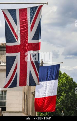 Londra, Regno Unito. 3 luglio 2025. La bandiera nazionale tricolore della Francia è stata issata accanto alla Union Jack Flag, la bandiera nazionale del Regno Unito, fuori dalle guardie a cavallo di Whitehall, in preparazione della visita di Stato del Presidente francese, Emmanuel Macron, la prossima settimana. Crediti: Imageplotter/Alamy Live News Foto Stock