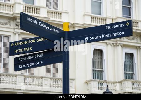Cartello segnaletico a Kensington, Londra, Inghilterra, Regno Unito, Regno Unito Foto Stock