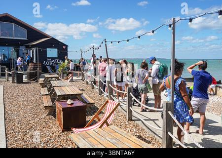 Persone in coda al ristorante di pesce Lobster Shack a Whitstable, Kent, Inghilterra, Regno Unito Foto Stock