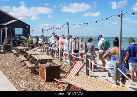 Persone in coda al ristorante di pesce Lobster Shack a Whitstable, Kent, Inghilterra, Regno Unito Foto Stock
