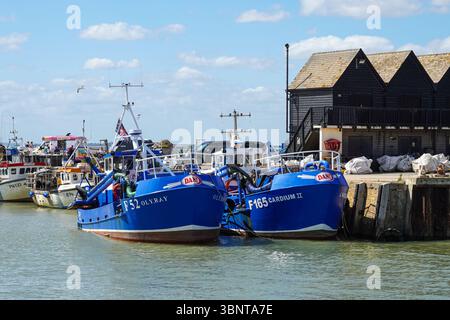 Barche da pesca ormeggiate nel porto di Whitstable, Whitstable, Kent, Inghilterra Regno Unito Regno Unito Foto Stock