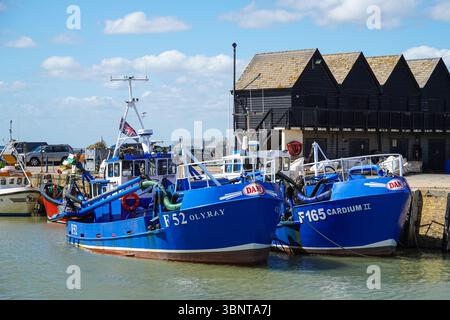 Barche da pesca ormeggiate nel porto di Whitstable, Whitstable, Kent, Inghilterra Regno Unito Regno Unito Foto Stock