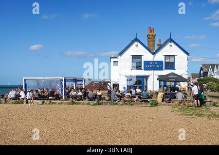 Persone sedute fuori dal pub Old Neptune a Whitstable, Kent, Inghilterra Regno Unito Foto Stock