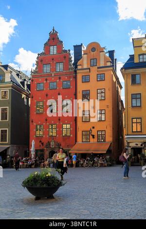 STOCCOLMA, SVEZIA - 27 GIUGNO 2016: Queste case storiche in Piazza Stortorget sono il segno distintivo di Stoccolma. Foto Stock