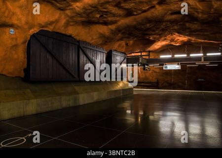 STOCCOLMA, SVEZIA - 27 GIUGNO 2016: Questa è la sala della stazione della metropolitana Radhuset. Foto Stock