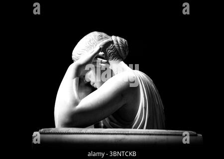 Classica scultura in marmo di una donna in posa dolorosa Foto Stock
