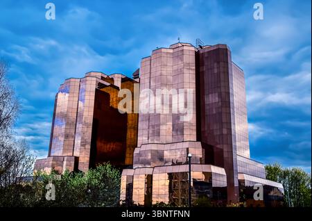 Moderno edificio per uffici a specchio con facciata in vetro riflettente Foto Stock